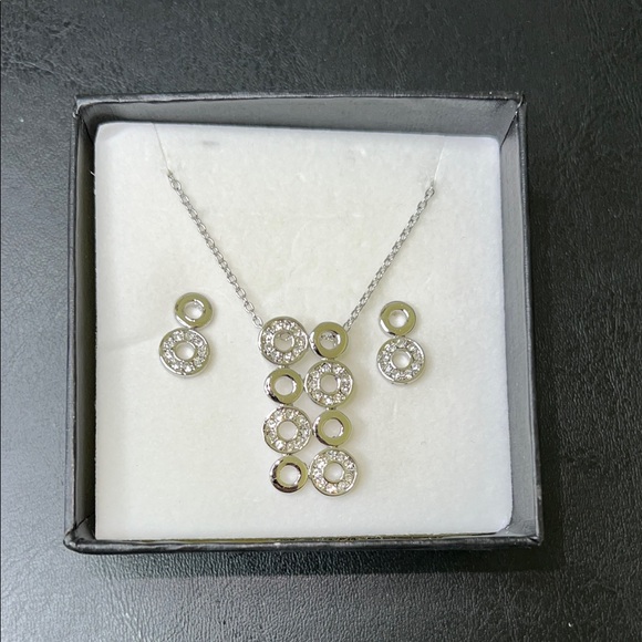 NIB Dazzling Silver Tone Necklace and Earring Set - Picture 1 of 1